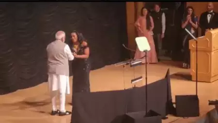 Watch: Singer Mary Millben Touches PM Modi's Feet After Singing 'Jana Gana Mana'