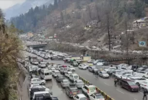 15-km Jam, No Hotel Rooms: Himachal Landslide Nightmare For 200 Tourists