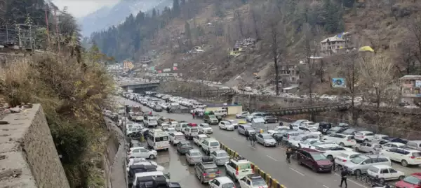 15-km Jam, No Hotel Rooms: Himachal Landslide Nightmare For 200 Tourists
